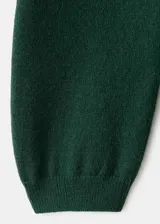 Vestido corto de punto fino color verde oscuro, con cuello redondo y manga larga, de diseño recto.