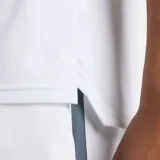 Remera polo blanca de hombre, marca New Balance, modelo Tournament. Confeccionada en tejido de poliéster reciclado y elastano con tecnología NB DRY de secado rápido. Presenta cuello tipo polo con cremallera invisible y logo bordado en el pecho.