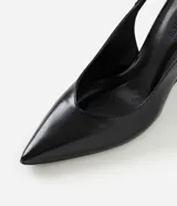 Zapato tipo slingback de color negro con acabado liso. Presenta punta fina, tira trasera ajustable con hebilla metálica y un diseño de taco anabela integrado a la suela.