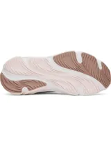 Championes de running Under Armour modelo W Rogue 6, color rosado con entresuela blanca. Cuentan con parte superior de malla transpirable, superposiciones de soporte y amortiguación Charged+.