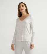 Pijama largo de dos piezas en tejido viscolycra. La blusa es de manga larga con cuello en V y detalles de encaje. El pantalón es liso con cintura elástica y encaje en el ruedo.
