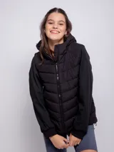 Campera puffer beige de nylon con capucha, cuello alto, mangas largas y bolsillos laterales con cierre.