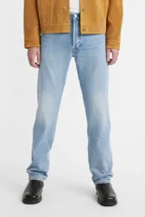 Pantalón de jean celeste de corte recto, con tiro medio y cierre de botones.