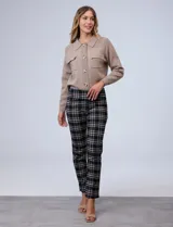 Pantalón de vestir negro con estampado de cuadros blancos y marrones, de gabardina elastizada.