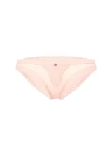 Panty tipo bikini color rosado con detalles de encaje en los bordes y un aplique triangular de encaje en la parte frontal con una pequeña flor decorativa.