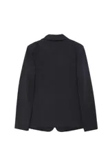 Blazer de corte recto en color gris oscuro, con cuello de solapa, cierre frontal de dos botones y bolsillos laterales con solapa. Cuenta con forro interior.