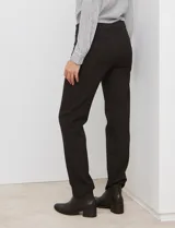 Pantalón de vestir verde oscuro, marca Zac & Rachel, con pretina con faja interna modeladora y bolsillos rectos delanteros y traseros simulados.