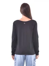 Remera de manga larga color negro, con escote en V y cartera con botones frontales.
