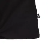 Remera de algodón negra con cuello redondo, mangas cortas y logo de la marca bordado en blanco en el pecho.