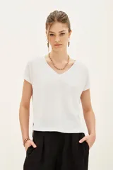 Remera blanca de algodón con cuello en V y mangas cortas.