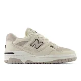 Championes New Balance 550 color crema con detalles en gris y negro.