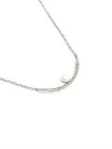 Gargantilla plateada con dije en forma de U con circonias engarzadas y una perla.