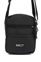 Morral color gris oscuro con correa ajustable negra. Cuenta con un compartimento principal con cierre, un bolsillo frontal con cierre y un bolsillo frontal abierto. Tiene un parche con la inscripción "NOT JUST A BAG. casual and effortless style".