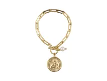 Pulsera dorada de acero con eslabones rectangulares, cierre de traba con perla y dije redondo con la imagen de un ángel.