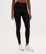 Legging deportiva de tiro alto confeccionada en microfibra elástica, con diseño ajustado y bolsillo funcional integrado. Presenta un acabado liso y costuras reforzadas para mayor comodidad durante la actividad física.