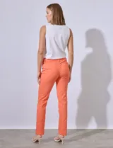 Pantalón blanco de gabardina elastizada, marca Zac & Rachel. Con pretina con pasadores, botón y cierre. Delantera con tres bolsillos. Trasera con bolsillos ojal.