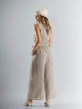 Conjunto sastrero rayado compuesto por chaleco con botones y pantalón wide leg.