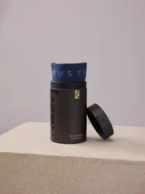 Boxer de hombre color azul marino con elástico en la cintura que lleva la marca "RUSTY" tejida en azul claro.