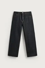 Pantalón de jean corte loose fit, color azul oscuro, con costuras en contraste color ocre. Diseño de cinco bolsillos, tiro medio y pierna recta.
