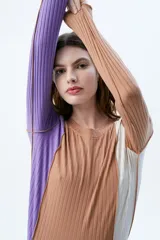 Remera de rib color marrón, lila y blanco, con cuello redondo, mangas largas y costuras externas en contraste.