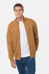 Campera de felpa color tostado con cuello alto, cierre frontal completo y puños y ruedo acanalados.