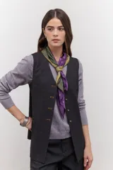 Chaleco azul con botones, sin mangas y cuello en V.