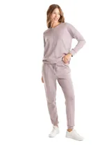 Conjunto de dos piezas compuesto por un buzo de cuello redondo con pespunte central y un pantalón tipo jogger con cintura elástica, lazo de ajuste y pespunte en las piernas. Confeccionado en tejido de tacto suave.