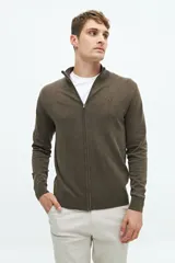 Campera tejida color verde militar, con cuello levemente elevado, cierre entero, logo bordado y fit regular.