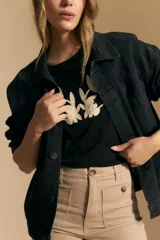 Pantalón negro de tiro alto y fit recto, confeccionado en algodón con elastano.