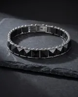 Pulsera de eslabones rectangulares facetados de cerámica negra con cierre de seguridad de acero inoxidable.