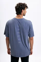 Remera de manga corta, corte oversize, color azul deslavado. Presenta un estampado vertical en la espalda con palabras en color gris claro: "CREATIVITY", "VISION", "PROGRESS", "CONNECTION", "BALANCE", "FUTURE".