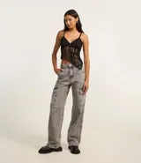 Pantalón de jean de corte recto y tiro alto, con bolsillos cargo laterales, trabillas en la cintura y cierre frontal con botón y cremallera.