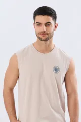 Musculosa beige jaspeado de corte clásico, con cuello redondo y diseño sin mangas. Presenta un pequeño estampado circular en el pecho con temática costera y la inscripción 'Paradise Bound'.