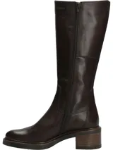 Bota de caña alta confeccionada en cuero color marrón oscuro, con punta semi puntiaguda y taco cuadrado de madera. Presenta un diseño minimalista y elegante con cierre lateral interno.