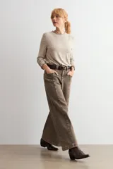 Jean culotte de tiro alto y corte ancho, color marrón chocolate con efecto lavado. Presenta costuras verticales frontales, bolsillos laterales y cierre con botón y cremallera.
