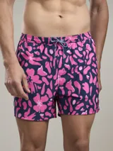 Short de baño con estampado botánico en tonos naranja y coral, con cintura elástica ajustable mediante cordón y malla interior para mayor soporte.