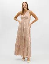 Vestido largo de fiesta con escote halter y apertura frontal en forma de gota. Presenta una faja en la cintura decorada con apliques de strass y una falda maxi estructurada en paneles escalonados con pliegues. Posee cierre invisible en la espalda y forro interno.