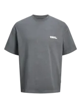 Camiseta gris de manga corta y cuello redondo con estampado pequeño en el pecho.