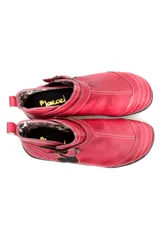 Bota baja estilo botín de cuero color rojo, con hebilla dorada y elástico negro.