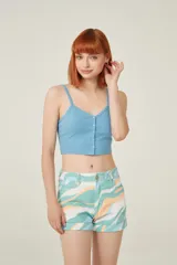 Top amarillo de breteles finos, confeccionado en poliéster de punto canalé, corte al cuerpo, con botones y cuello en V.