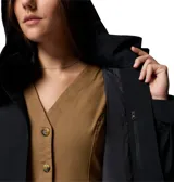 Impermeable Columbia modelo Amaze Trench Rain de color negro, con capucha desmontable y cierre frontal de botones.