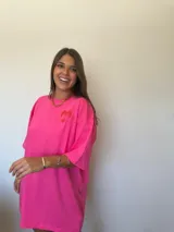 Remerón oversize color fucsia con estampado de corazón en el pecho y cuello redondo.