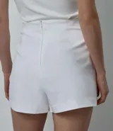 Short pollera corto de tiro alto, confeccionado en bengalina, con diseño de recorte delantero y cierre invisible en la parte posterior.