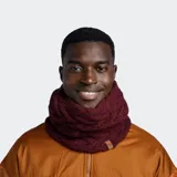 Cuello de lana tejido color borgoña con forro polar Primaloft.