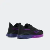 Championes Reebok Nanoflex TR 2, color negro con detalles en morado y suela degradada de azul oscuro a morado vibrante. Presentan un diseño de entrenamiento con malla transpirable y refuerzos laterales y en el talón.