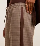 Pantalón de vestir de corte recto con estampa de cuadros, elástico y lazo en la cintura y raya lateral.
