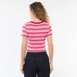 Camiseta de manga corta con diseño de rayas horizontales en tonos rosados, fucsias y blancos, con cuello redondo en color rojo.