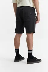 Bermuda de gabardina con diseño de cinco bolsillos, cintura elástica con cordón de ajuste y corte recto.