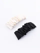 Set de dos broches para el pelo, uno color crudo y otro negro, con diseño fruncido.