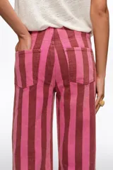 Pantalón de jean de corte recto con diseño de rayas verticales en tonos rosados y bordó.